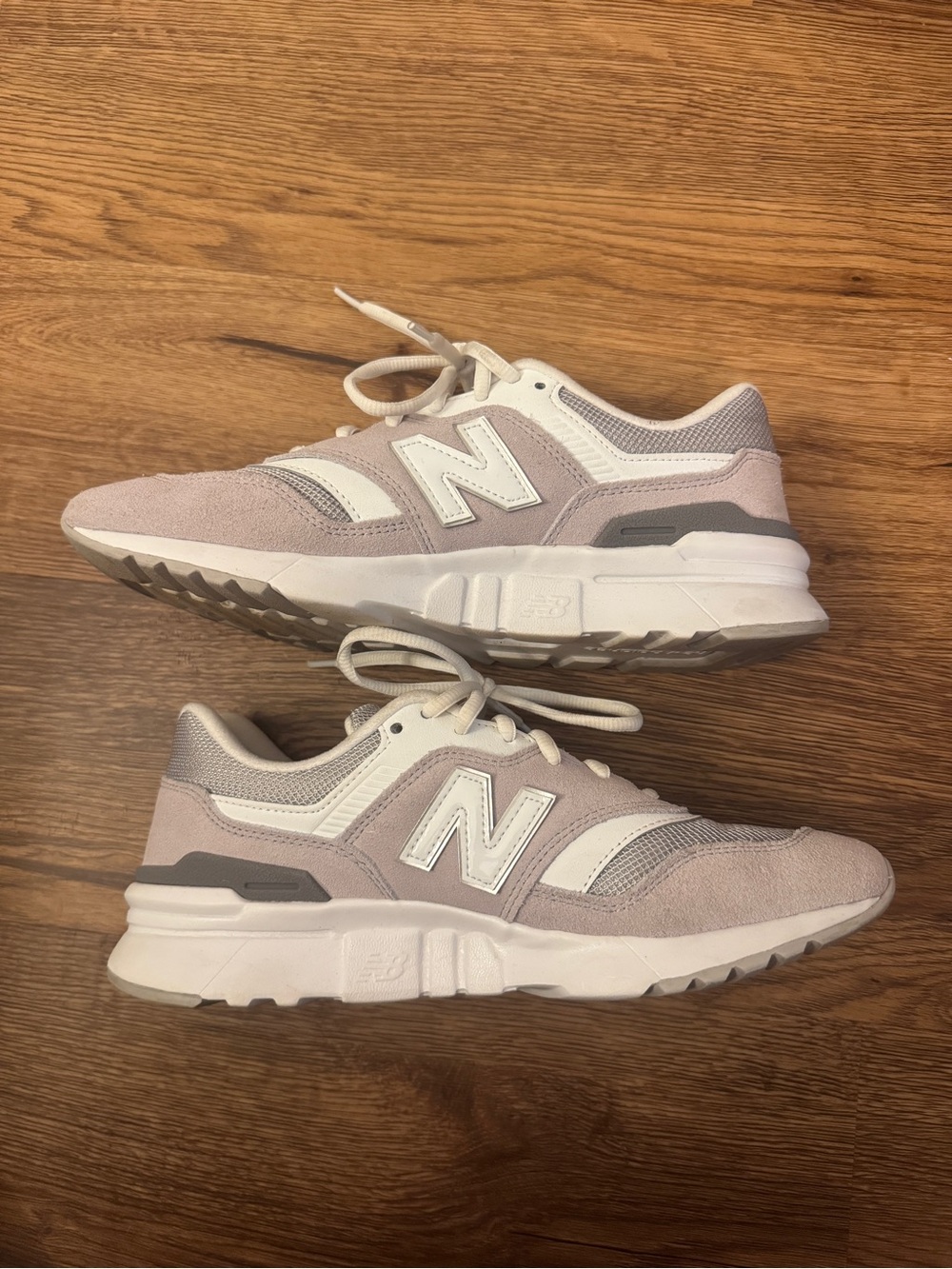 New Balance women’s Athletic Sneaker - Light gray/White